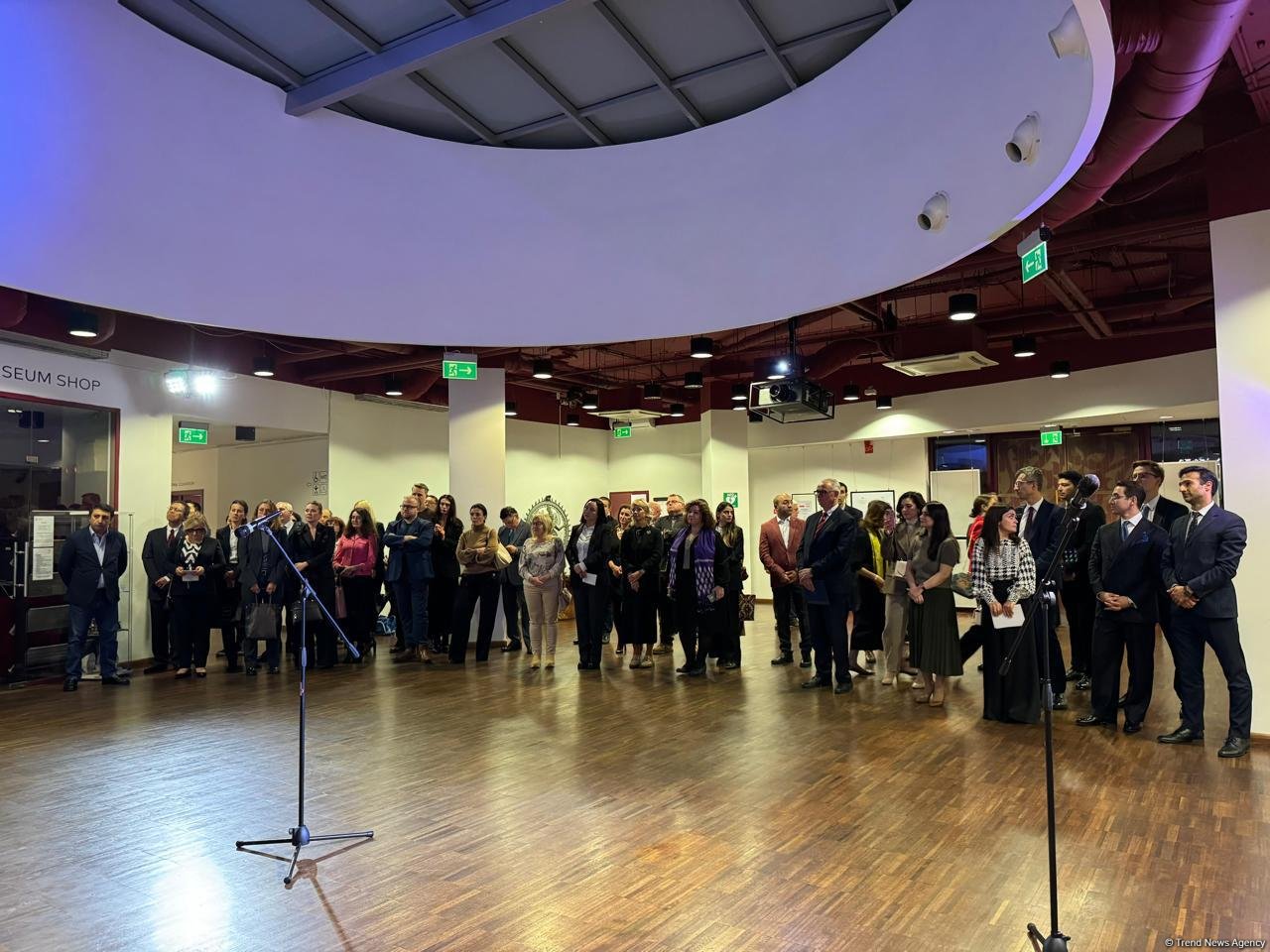 Азербайджанский ковер передан в дар музею Польши накануне Дня Победы (ФОТО)