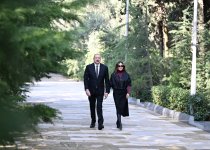 Президент Ильхам Алиев и Первая леди Мехрибан Алиева посетили могилу Общенационального лидера Гейдара Алиева (ФОТО/ВИДЕО)