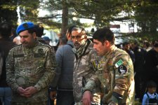 Жители страны собираются у площади Азадлыг в Баку, чтобы посмотреть военный парад в честь 5-й годовщины Победы (ФОТО)