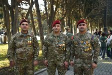 Жители страны собираются у площади Азадлыг в Баку, чтобы посмотреть военный парад в честь 5-й годовщины Победы (ФОТО)