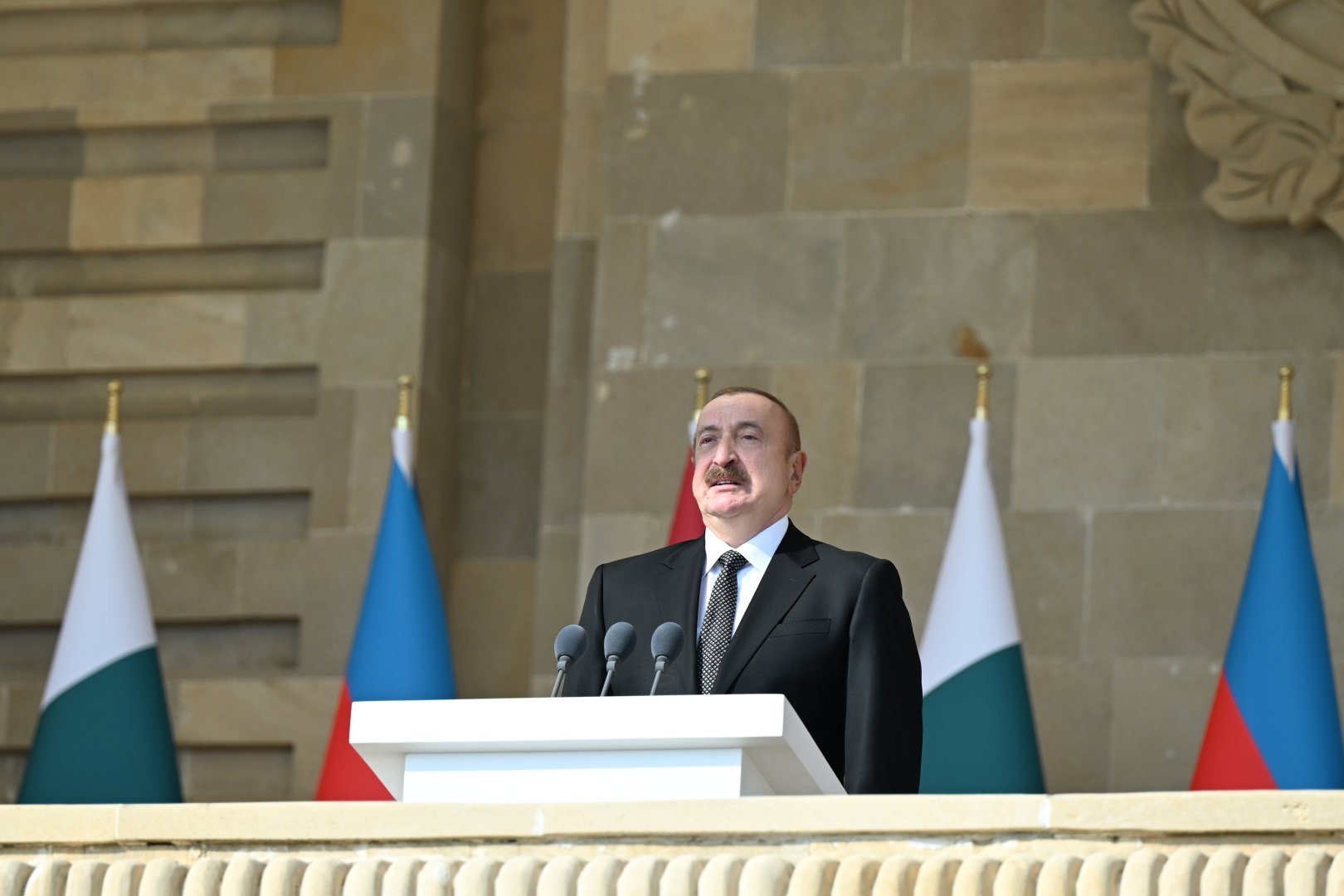 Президент Ильхам Алиев, Первая леди Мехрибан Алиева, Реджеп Тайип Эрдоган и Мухаммад Шахбаз Шариф приняли участие в Военном параде, посвященном пятой годовщине Победы в Отечественной войне (ФОТО/ВИДЕО)