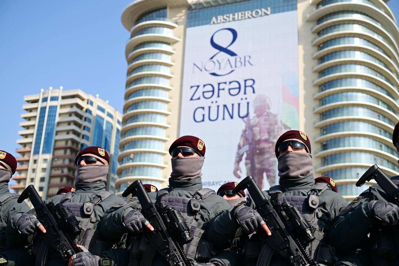 Президент Ильхам Алиев, Первая леди Мехрибан Алиева, Реджеп Тайип Эрдоган и Мухаммад Шахбаз Шариф приняли участие в Военном параде, посвященном пятой годовщине Победы в Отечественной войне (ФОТО/ВИДЕО)