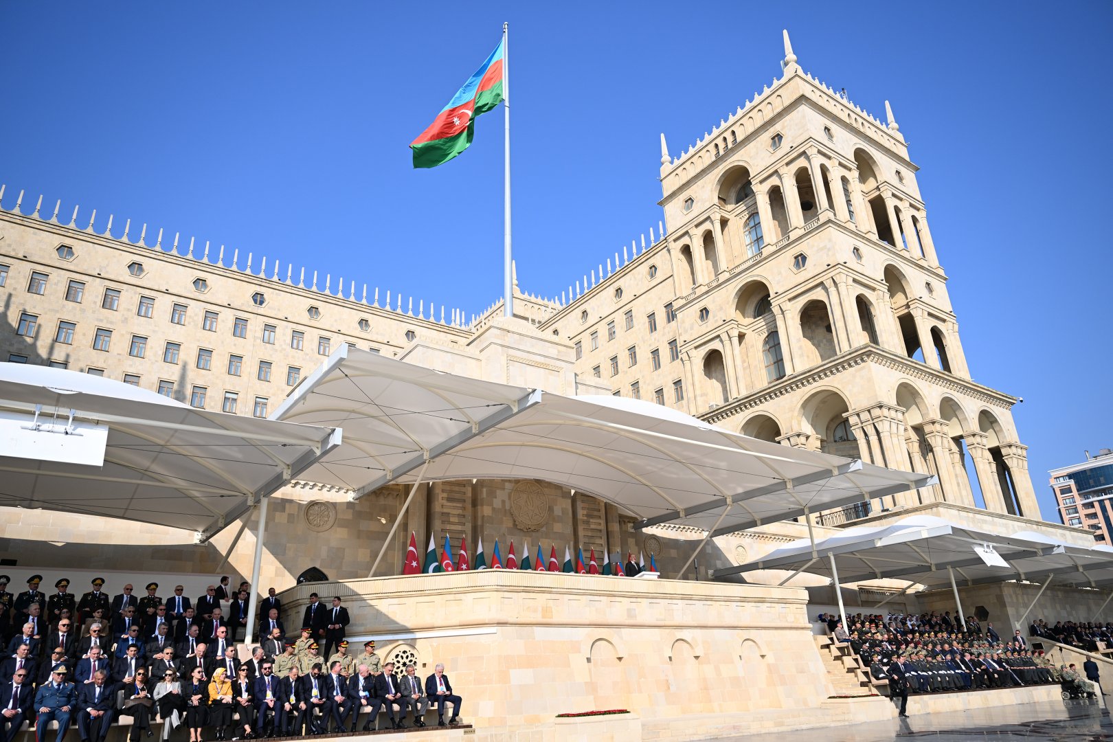 Президент Ильхам Алиев, Первая леди Мехрибан Алиева, Реджеп Тайип Эрдоган и Мухаммад Шахбаз Шариф приняли участие в Военном параде, посвященном пятой годовщине Победы в Отечественной войне (ФОТО/ВИДЕО)