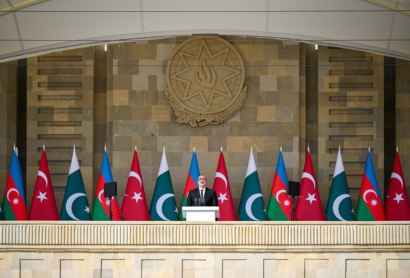 Президент Ильхам Алиев, Первая леди Мехрибан Алиева, Реджеп Тайип Эрдоган и Мухаммад Шахбаз Шариф приняли участие в Военном параде, посвященном пятой годовщине Победы в Отечественной войне (ФОТО/ВИДЕО)