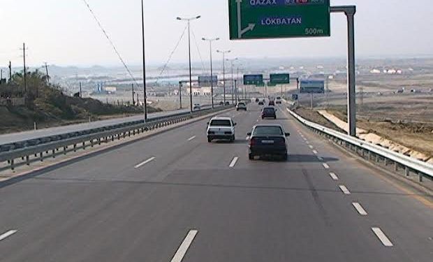На трассе Баку-Газах временно изменено направление движения транспорта