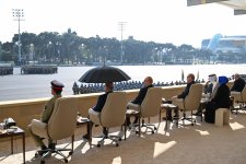 Президент Ильхам Алиев, Первая леди Мехрибан Алиева, Реджеп Тайип Эрдоган и Мухаммад Шахбаз Шариф приняли участие в Военном параде, посвященном пятой годовщине Победы в Отечественной войне (ФОТО/ВИДЕО)