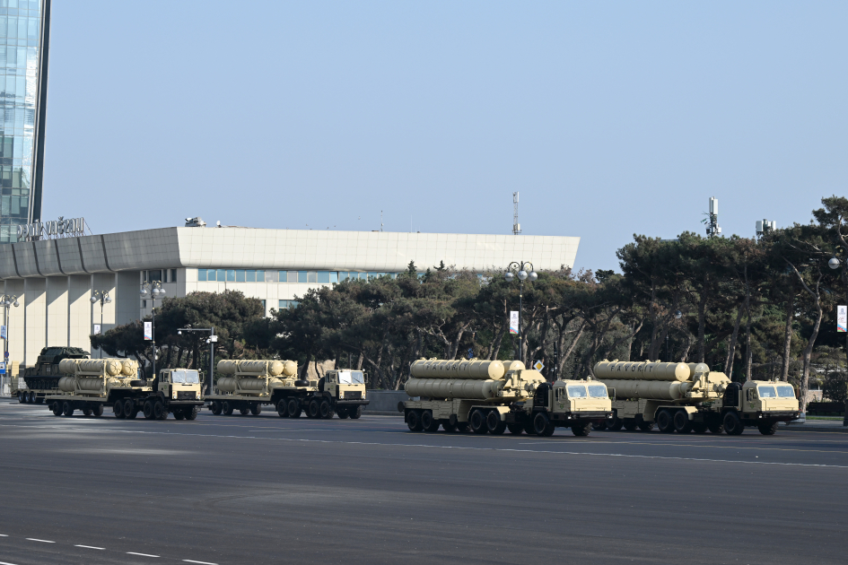 Президент Ильхам Алиев, Первая леди Мехрибан Алиева, Реджеп Тайип Эрдоган и Мухаммад Шахбаз Шариф приняли участие в Военном параде, посвященном пятой годовщине Победы в Отечественной войне (ФОТО/ВИДЕО)