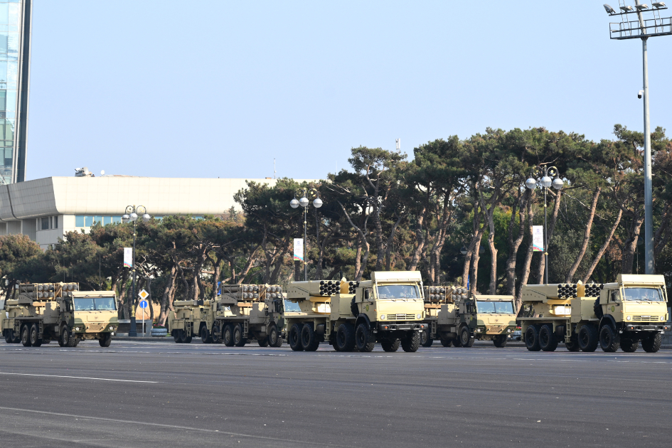 Президент Ильхам Алиев, Первая леди Мехрибан Алиева, Реджеп Тайип Эрдоган и Мухаммад Шахбаз Шариф приняли участие в Военном параде, посвященном пятой годовщине Победы в Отечественной войне (ФОТО/ВИДЕО)