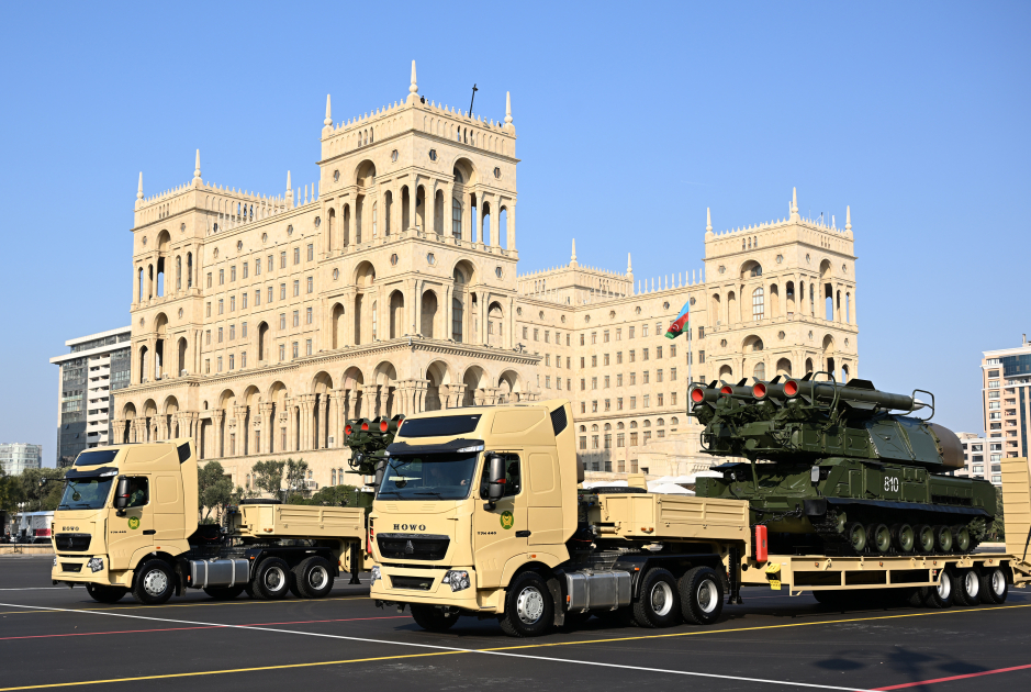 Президент Ильхам Алиев, Первая леди Мехрибан Алиева, Реджеп Тайип Эрдоган и Мухаммад Шахбаз Шариф приняли участие в Военном параде, посвященном пятой годовщине Победы в Отечественной войне (ФОТО/ВИДЕО)