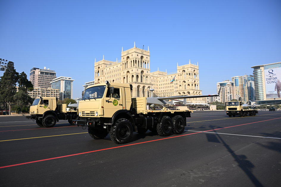 Президент Ильхам Алиев, Первая леди Мехрибан Алиева, Реджеп Тайип Эрдоган и Мухаммад Шахбаз Шариф приняли участие в Военном параде, посвященном пятой годовщине Победы в Отечественной войне (ФОТО/ВИДЕО)