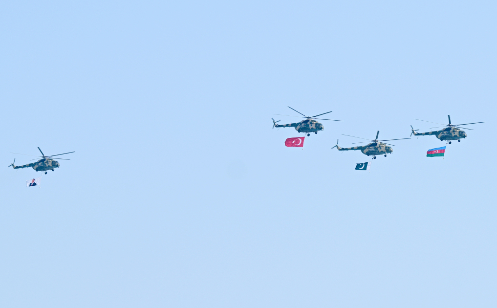 Президент Ильхам Алиев, Первая леди Мехрибан Алиева, Реджеп Тайип Эрдоган и Мухаммад Шахбаз Шариф приняли участие в Военном параде, посвященном пятой годовщине Победы в Отечественной войне (ФОТО/ВИДЕО)