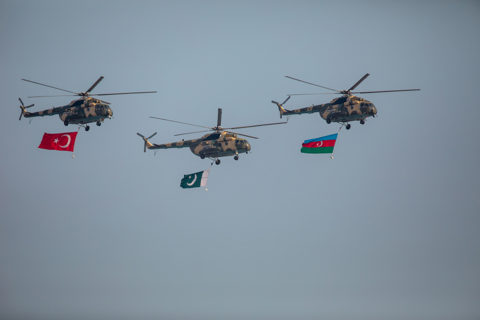 Президент Ильхам Алиев, Первая леди Мехрибан Алиева, Реджеп Тайип Эрдоган и Мухаммад Шахбаз Шариф приняли участие в Военном параде, посвященном пятой годовщине Победы в Отечественной войне (ФОТО/ВИДЕО)