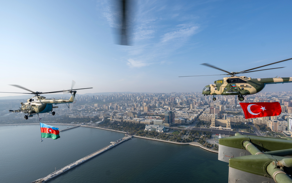 Президент Ильхам Алиев, Первая леди Мехрибан Алиева, Реджеп Тайип Эрдоган и Мухаммад Шахбаз Шариф приняли участие в Военном параде, посвященном пятой годовщине Победы в Отечественной войне (ФОТО/ВИДЕО)