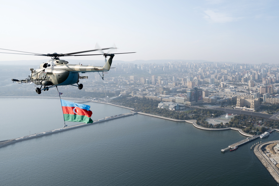 Президент Ильхам Алиев, Первая леди Мехрибан Алиева, Реджеп Тайип Эрдоган и Мухаммад Шахбаз Шариф приняли участие в Военном параде, посвященном пятой годовщине Победы в Отечественной войне (ФОТО/ВИДЕО)