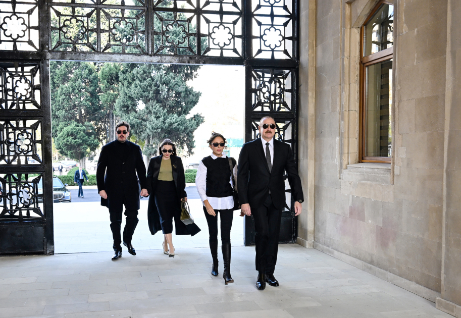 Президент Ильхам Алиев, Первая леди Мехрибан Алиева, Реджеп Тайип Эрдоган и Мухаммад Шахбаз Шариф приняли участие в Военном параде, посвященном пятой годовщине Победы в Отечественной войне (ФОТО/ВИДЕО)