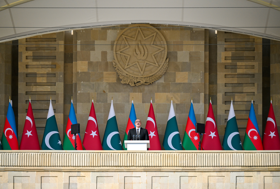 Президент Ильхам Алиев, Первая леди Мехрибан Алиева, Реджеп Тайип Эрдоган и Мухаммад Шахбаз Шариф приняли участие в Военном параде, посвященном пятой годовщине Победы в Отечественной войне (ФОТО/ВИДЕО)