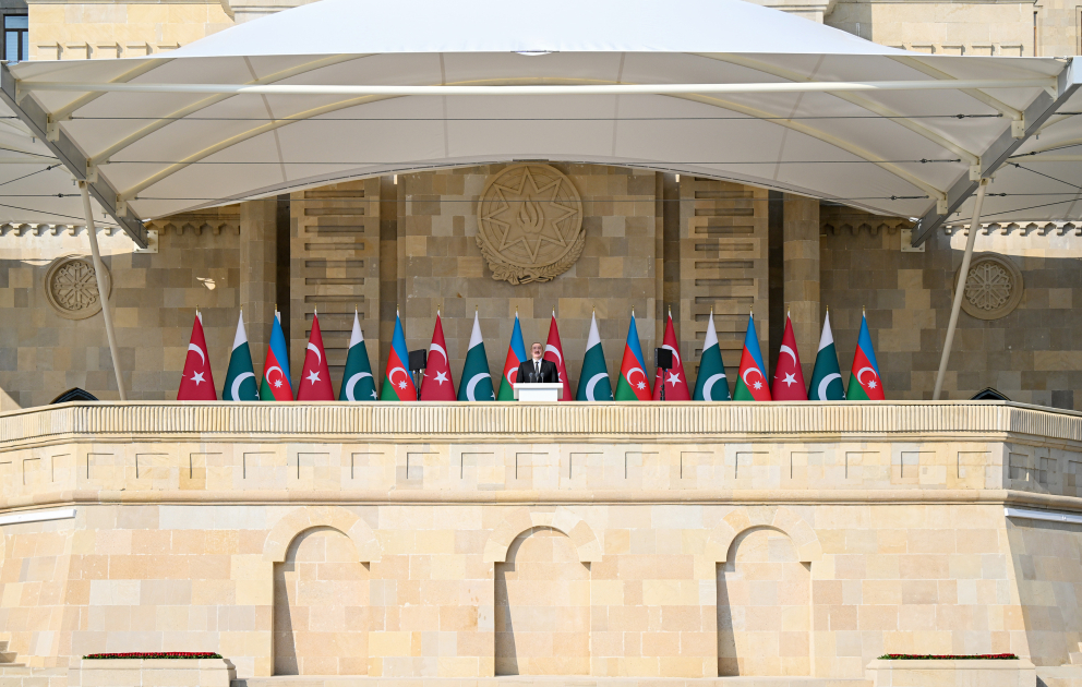 Президент Ильхам Алиев, Первая леди Мехрибан Алиева, Реджеп Тайип Эрдоган и Мухаммад Шахбаз Шариф приняли участие в Военном параде, посвященном пятой годовщине Победы в Отечественной войне (ФОТО/ВИДЕО)