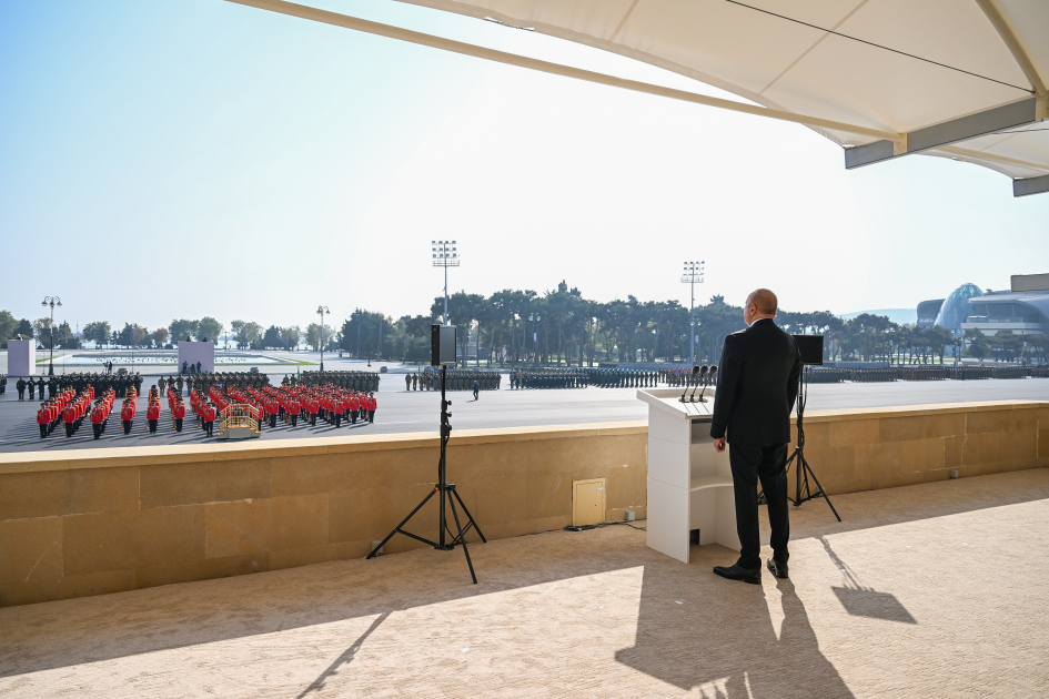 Президент Ильхам Алиев, Первая леди Мехрибан Алиева, Реджеп Тайип Эрдоган и Мухаммад Шахбаз Шариф приняли участие в Военном параде, посвященном пятой годовщине Победы в Отечественной войне (ФОТО/ВИДЕО)