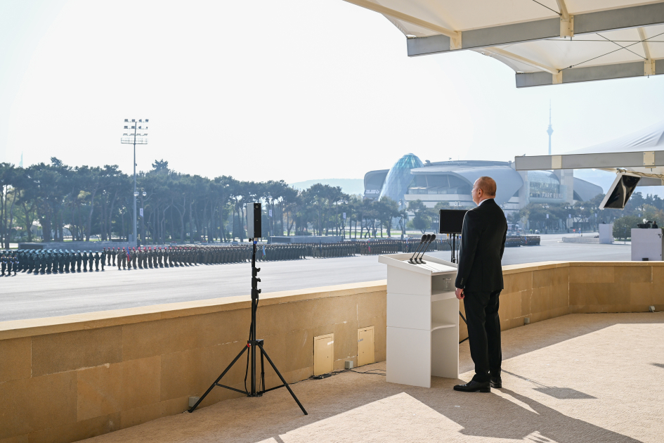 Президент Ильхам Алиев, Первая леди Мехрибан Алиева, Реджеп Тайип Эрдоган и Мухаммад Шахбаз Шариф приняли участие в Военном параде, посвященном пятой годовщине Победы в Отечественной войне (ФОТО/ВИДЕО)