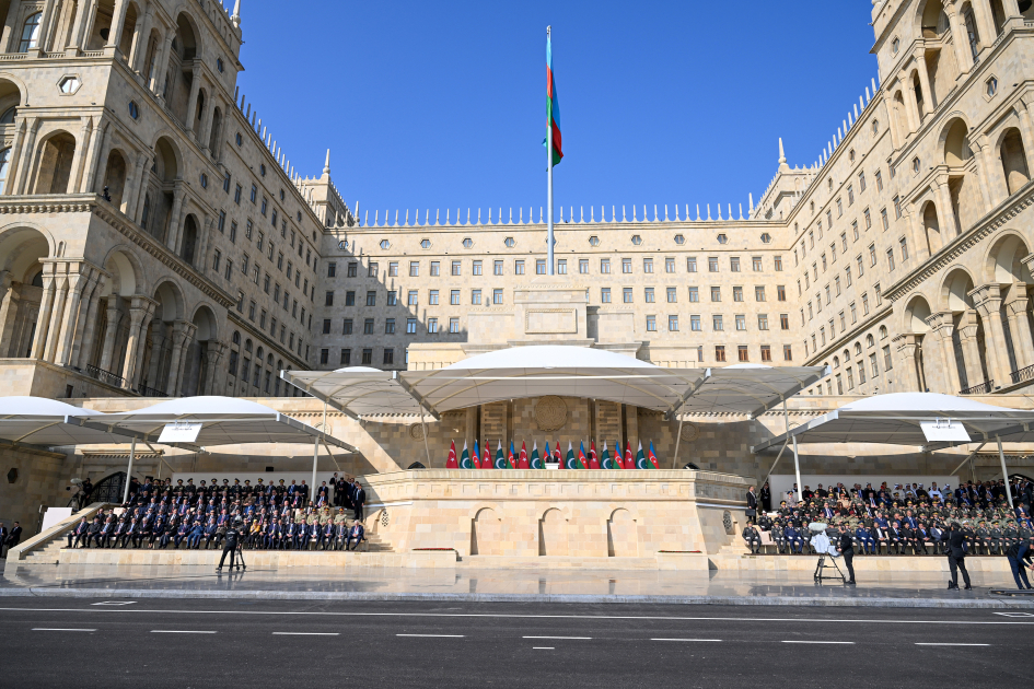 Президент Ильхам Алиев, Первая леди Мехрибан Алиева, Реджеп Тайип Эрдоган и Мухаммад Шахбаз Шариф приняли участие в Военном параде, посвященном пятой годовщине Победы в Отечественной войне (ФОТО/ВИДЕО)