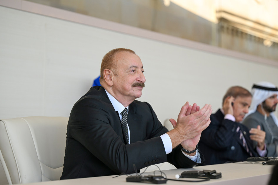 Президент Ильхам Алиев, Первая леди Мехрибан Алиева, Реджеп Тайип Эрдоган и Мухаммад Шахбаз Шариф приняли участие в Военном параде, посвященном пятой годовщине Победы в Отечественной войне (ФОТО/ВИДЕО)