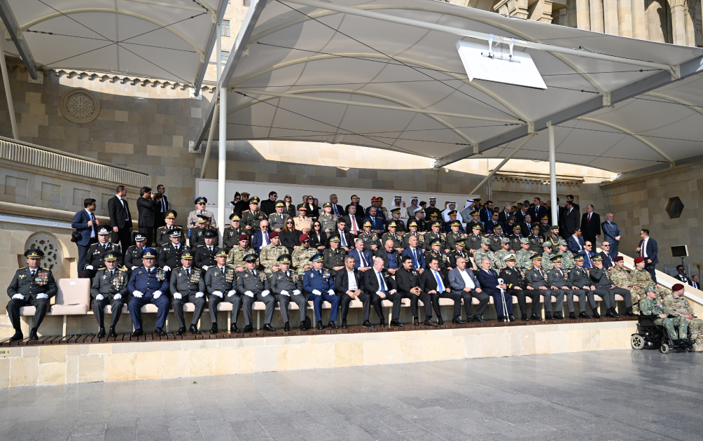 Президент Ильхам Алиев, Первая леди Мехрибан Алиева, Реджеп Тайип Эрдоган и Мухаммад Шахбаз Шариф приняли участие в Военном параде, посвященном пятой годовщине Победы в Отечественной войне (ФОТО/ВИДЕО)