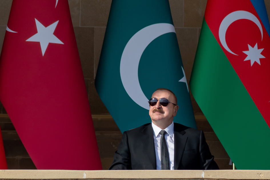 Президент Ильхам Алиев, Первая леди Мехрибан Алиева, Реджеп Тайип Эрдоган и Мухаммад Шахбаз Шариф приняли участие в Военном параде, посвященном пятой годовщине Победы в Отечественной войне (ФОТО/ВИДЕО)