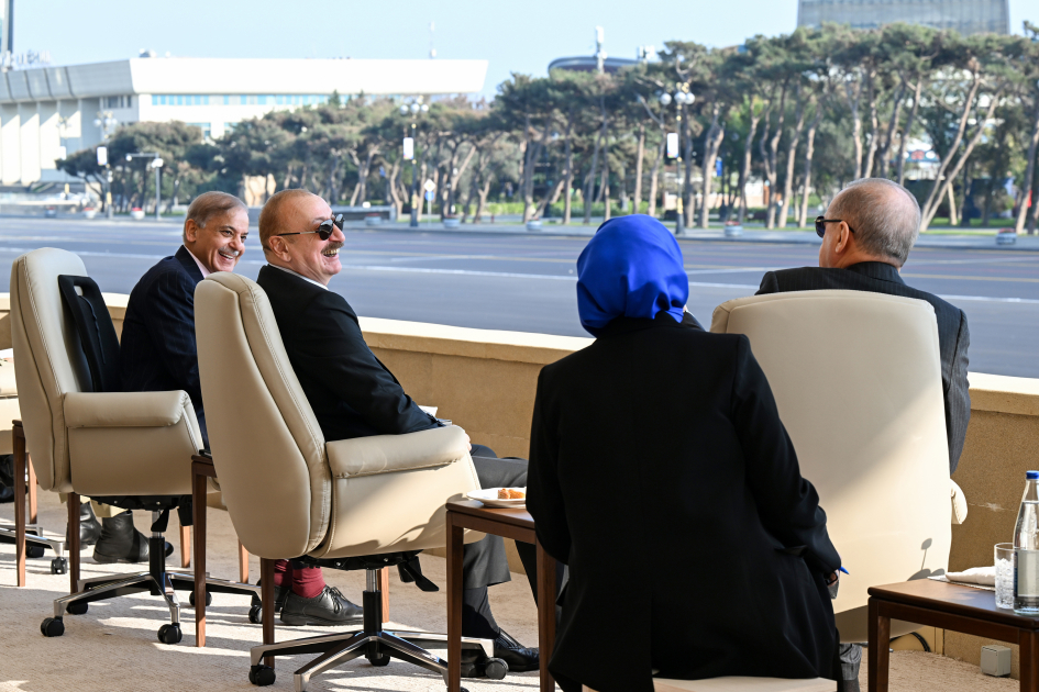 Президент Ильхам Алиев, Первая леди Мехрибан Алиева, Реджеп Тайип Эрдоган и Мухаммад Шахбаз Шариф приняли участие в Военном параде, посвященном пятой годовщине Победы в Отечественной войне (ФОТО/ВИДЕО)