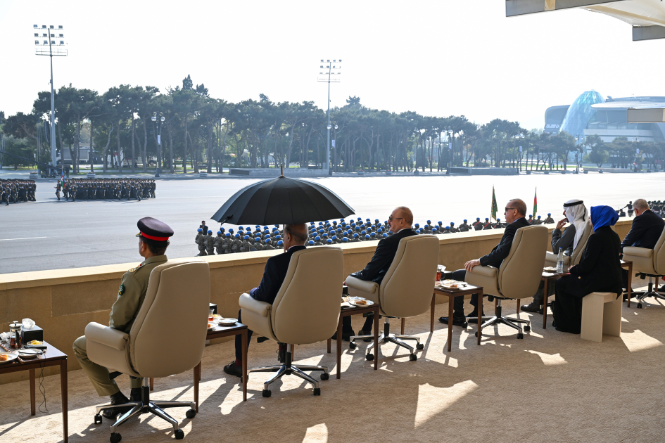 Президент Ильхам Алиев, Первая леди Мехрибан Алиева, Реджеп Тайип Эрдоган и Мухаммад Шахбаз Шариф приняли участие в Военном параде, посвященном пятой годовщине Победы в Отечественной войне (ФОТО/ВИДЕО)