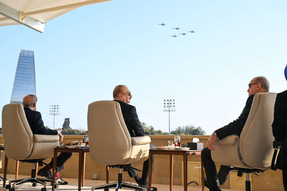 Президент Ильхам Алиев, Первая леди Мехрибан Алиева, Реджеп Тайип Эрдоган и Мухаммад Шахбаз Шариф приняли участие в Военном параде, посвященном пятой годовщине Победы в Отечественной войне (ФОТО/ВИДЕО)