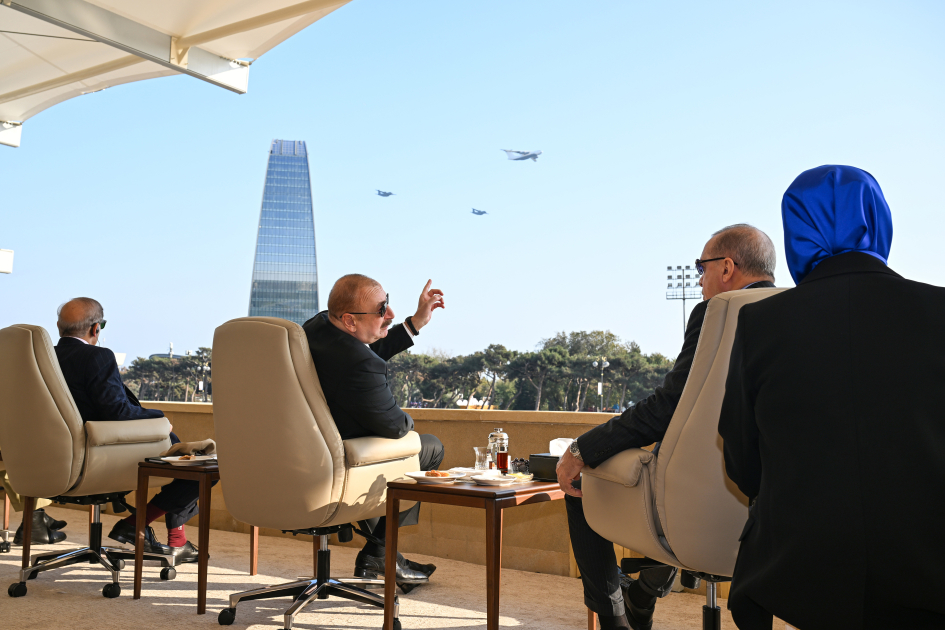 Президент Ильхам Алиев, Первая леди Мехрибан Алиева, Реджеп Тайип Эрдоган и Мухаммад Шахбаз Шариф приняли участие в Военном параде, посвященном пятой годовщине Победы в Отечественной войне (ФОТО/ВИДЕО)