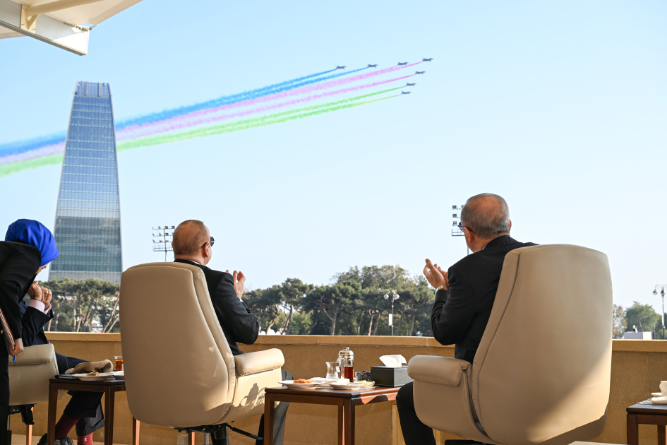 Президент Ильхам Алиев, Первая леди Мехрибан Алиева, Реджеп Тайип Эрдоган и Мухаммад Шахбаз Шариф приняли участие в Военном параде, посвященном пятой годовщине Победы в Отечественной войне (ФОТО/ВИДЕО)