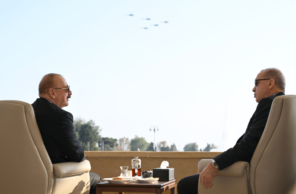 Президент Ильхам Алиев, Первая леди Мехрибан Алиева, Реджеп Тайип Эрдоган и Мухаммад Шахбаз Шариф приняли участие в Военном параде, посвященном пятой годовщине Победы в Отечественной войне (ФОТО/ВИДЕО)