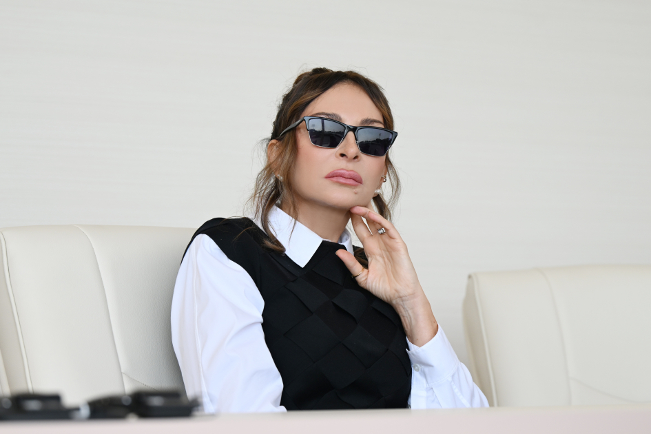 Президент Ильхам Алиев, Первая леди Мехрибан Алиева, Реджеп Тайип Эрдоган и Мухаммад Шахбаз Шариф приняли участие в Военном параде, посвященном пятой годовщине Победы в Отечественной войне (ФОТО/ВИДЕО)