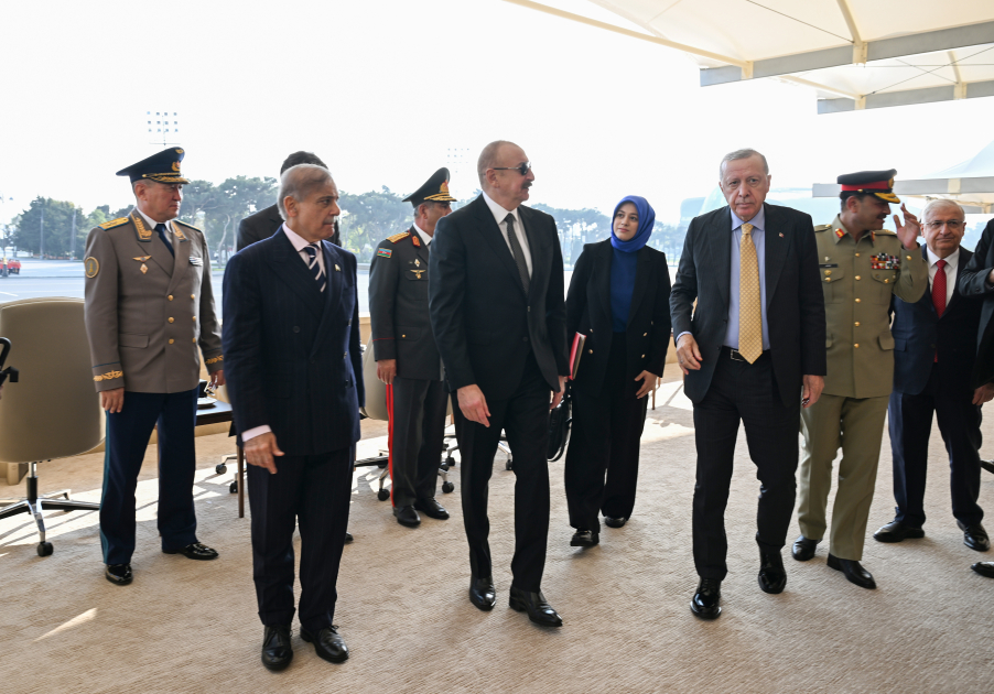 Президент Ильхам Алиев, Первая леди Мехрибан Алиева, Реджеп Тайип Эрдоган и Мухаммад Шахбаз Шариф приняли участие в Военном параде, посвященном пятой годовщине Победы в Отечественной войне (ФОТО/ВИДЕО)