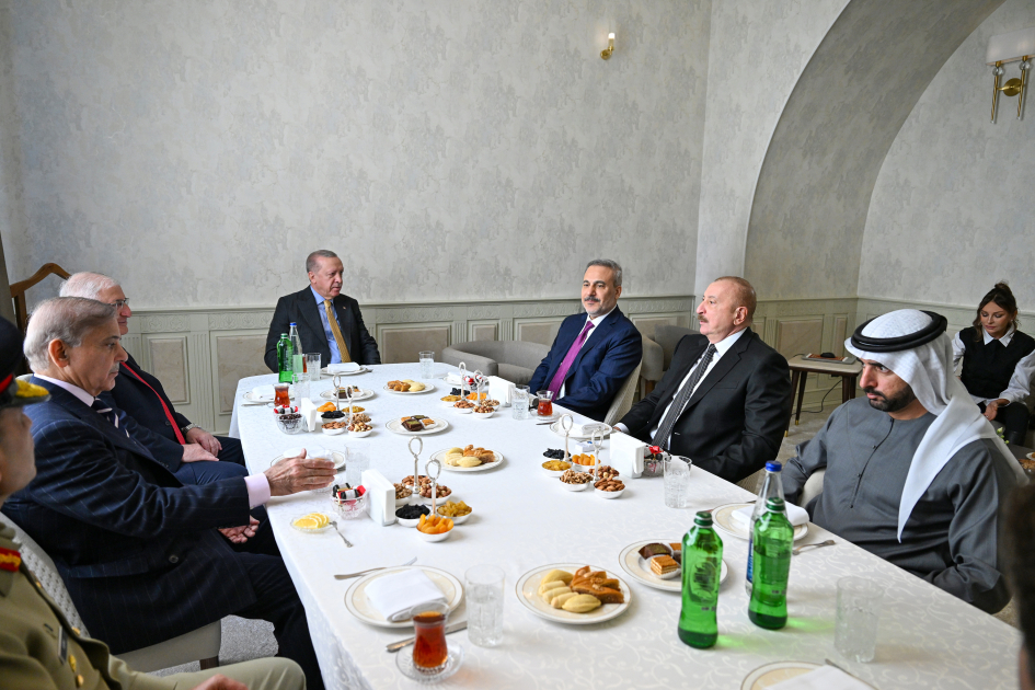 Президент Ильхам Алиев, Первая леди Мехрибан Алиева, Реджеп Тайип Эрдоган и Мухаммад Шахбаз Шариф приняли участие в Военном параде, посвященном пятой годовщине Победы в Отечественной войне (ФОТО/ВИДЕО)