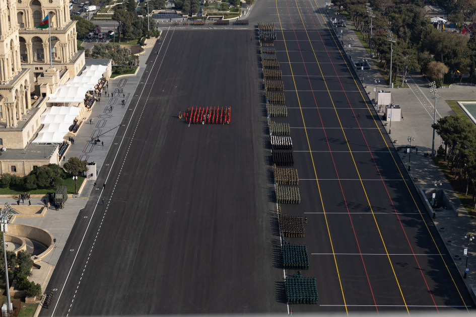 Президент Ильхам Алиев, Первая леди Мехрибан Алиева, Реджеп Тайип Эрдоган и Мухаммад Шахбаз Шариф приняли участие в Военном параде, посвященном пятой годовщине Победы в Отечественной войне (ФОТО/ВИДЕО)