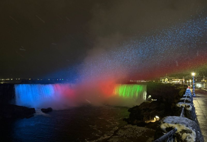 Водопад Ниагара был подсвечен цветами флага Азербайджана (ФОТО)