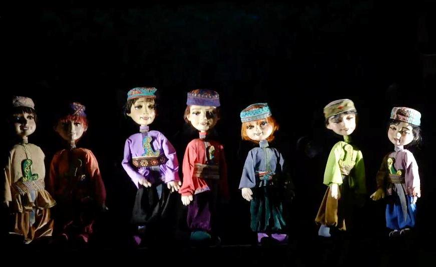 Для детей героев Карабахской войны организован показ спектакля "Семь гранатовых ветвей" (ФОТО)