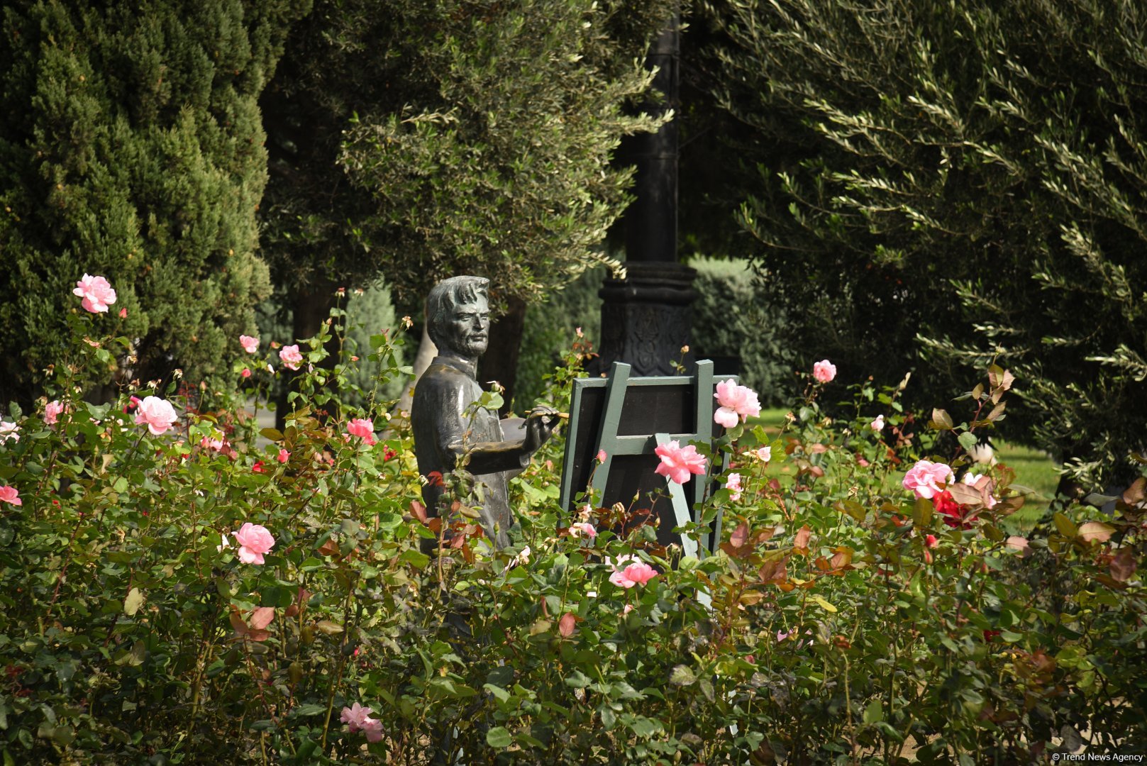 Бронзовые истории Баку: город, в котором оживает скульптура (ФОТО)