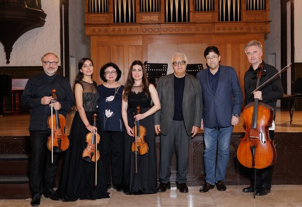 В Баку создали музыкальный остров ... тишины, где можно услышать собственное сердце (ФОТО)