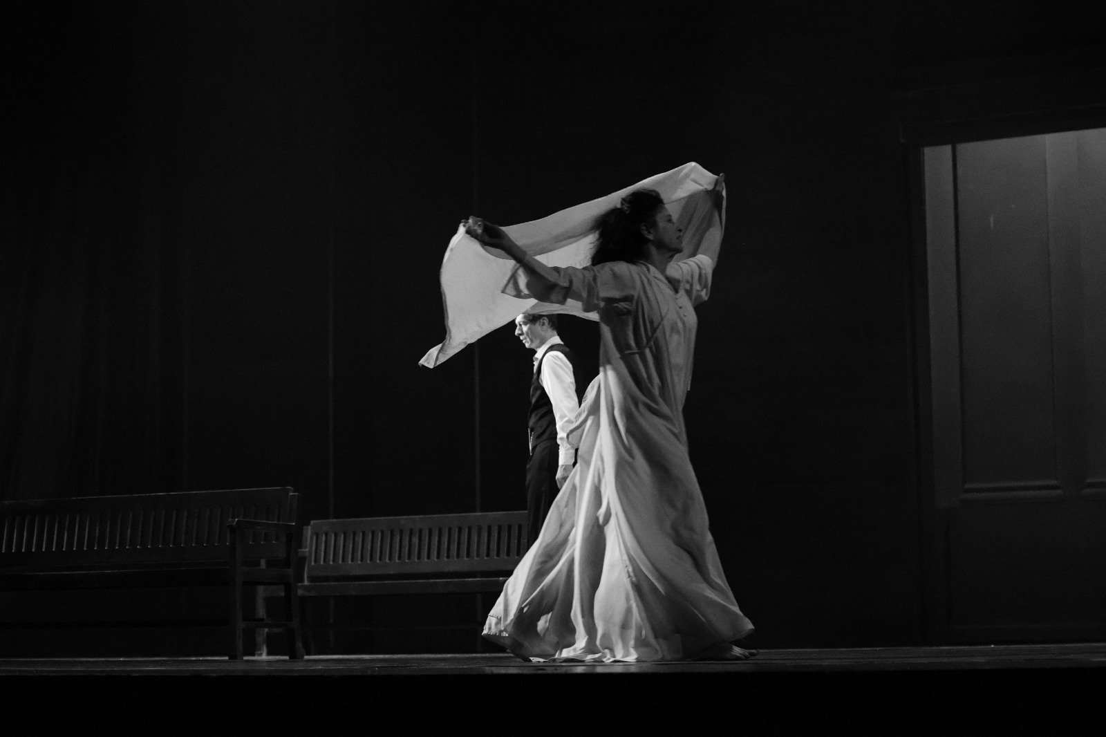 Чёрно-белая сценография трагедии Анны Карениной в Баку - свежо, дерзко и современно (ФОТО)