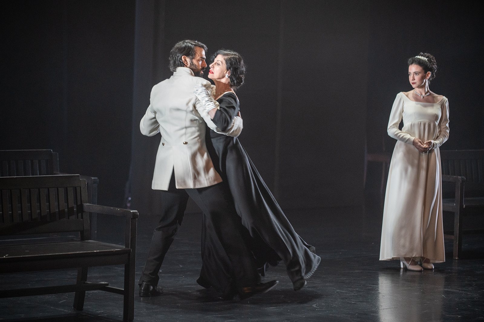 Чёрно-белая сценография трагедии Анны Карениной в Баку - свежо, дерзко и современно (ФОТО)