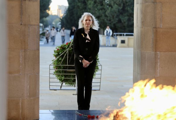 Заместитель госсекретаря США по политическим вопросам посетила в Баку Аллею шехидов (ФОТО)