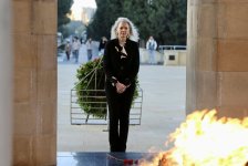 Заместитель госсекретаря США по политическим вопросам посетила в Баку Аллею шехидов (ФОТО)