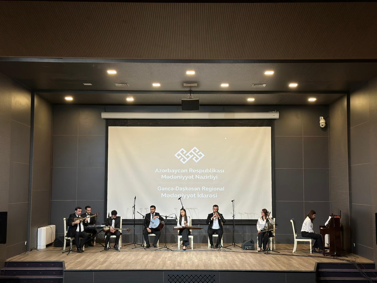 В Гянджинской государственной филармонии прошел вечер "Один день детей победителей в культуре" (ФОТО)