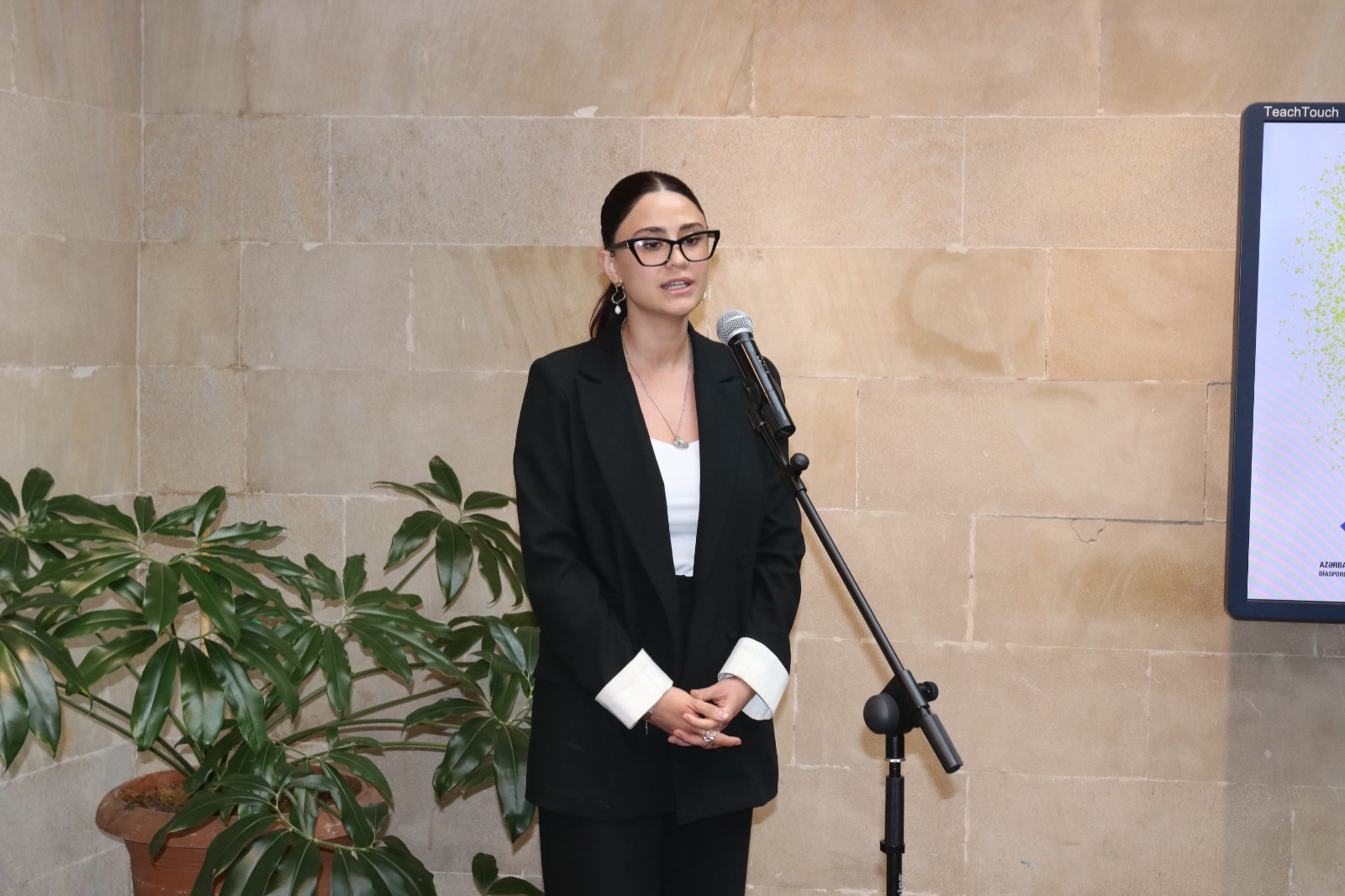 В Ичеришехер прошла выставка картин Лалы Багирзаде (ФОТО)