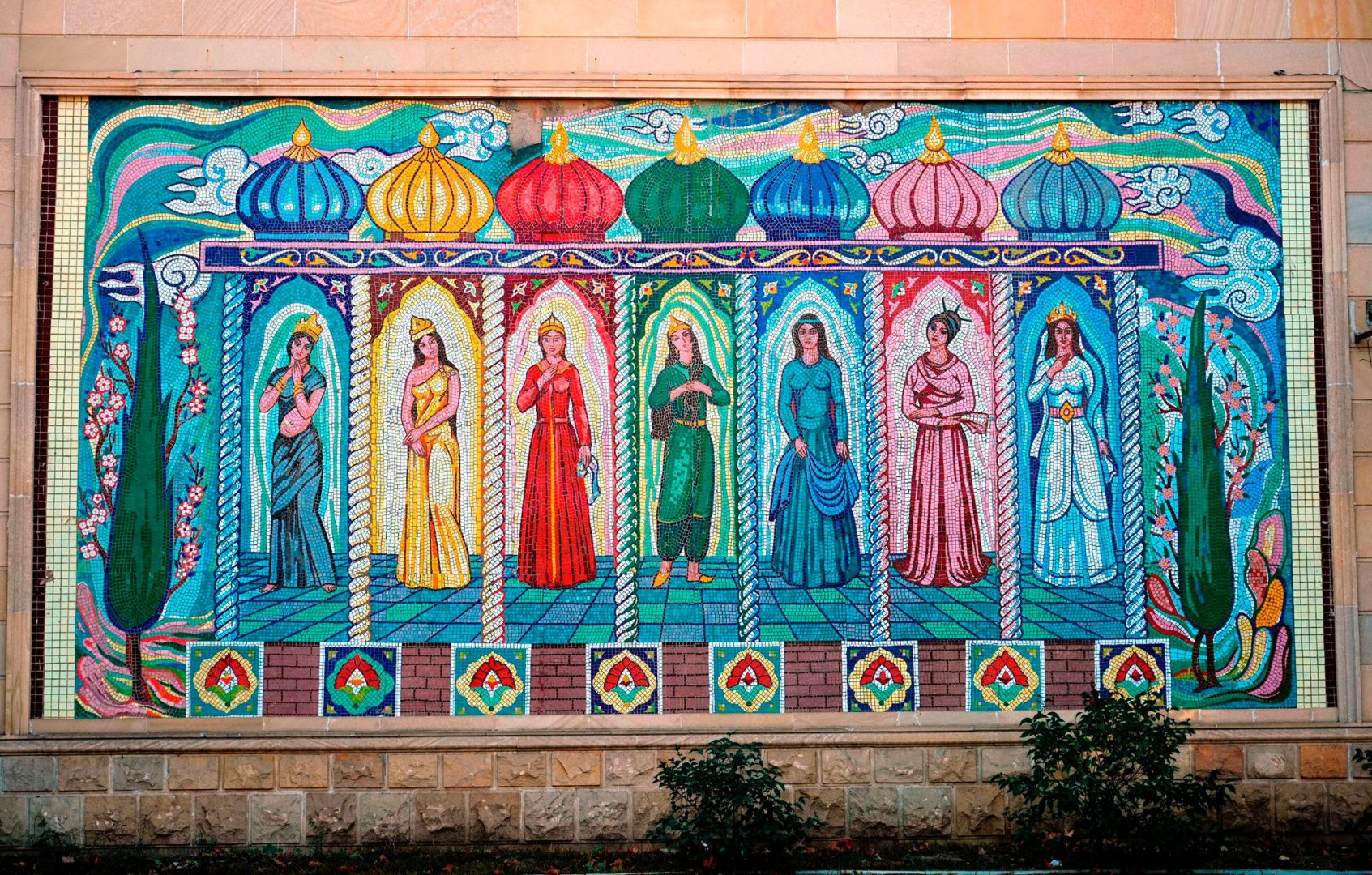 В Лондоне открылась выставка Гюльнары Джафар «Семь красавиц» (ФОТО)