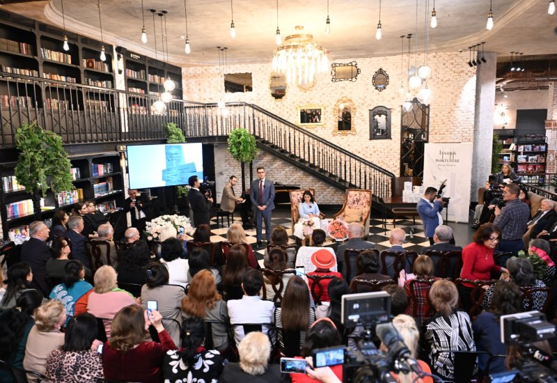 В Баку презентована книга Бахруза Нифталиева "Письма Богу", вызвавшая большой интерес (ФОТО)