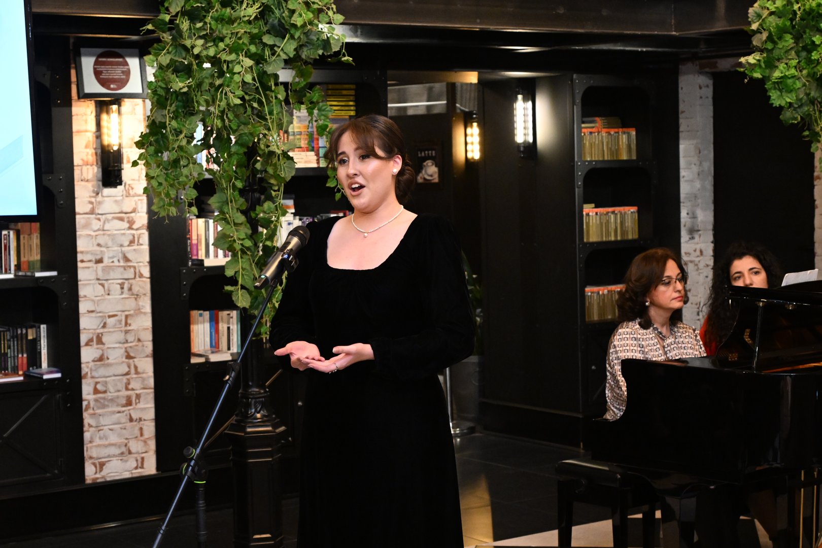 В Баку презентована книга Бахруза Нифталиева "Письма Богу", вызвавшая большой интерес (ФОТО)